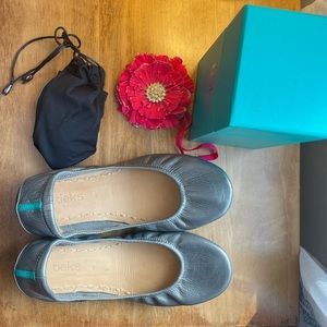 Metallic Pewter Tieks EUC sz 8